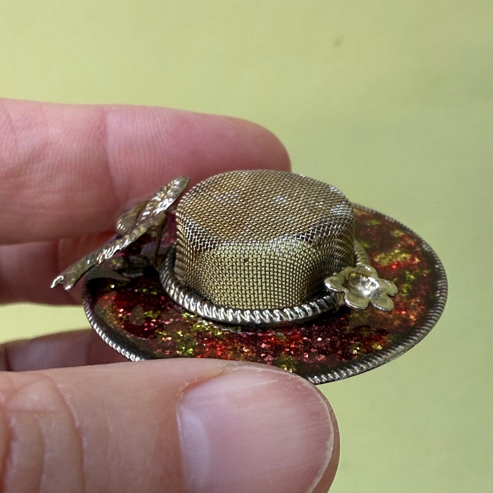 Beautiful and Unique Vintage Multicolor Brooch in the Shape of Hat - Picture 6 of 7